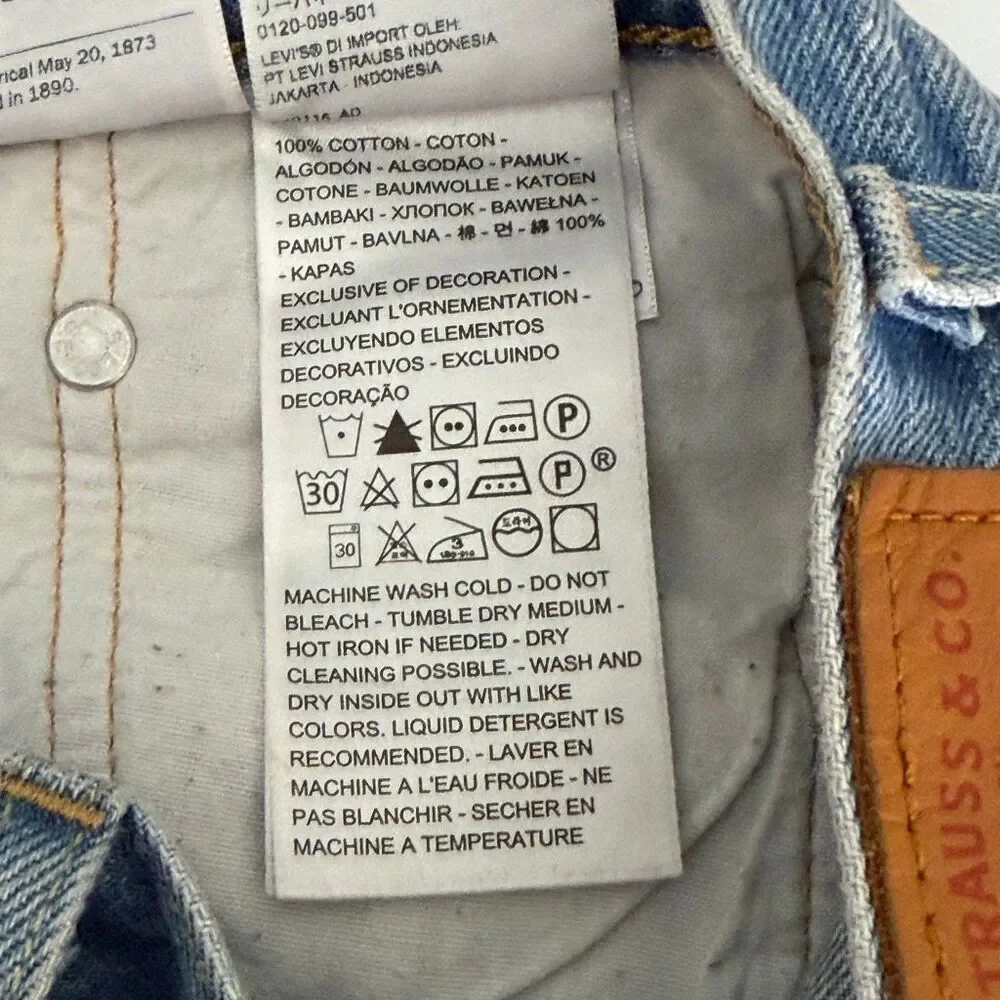 Levi’s blue button
